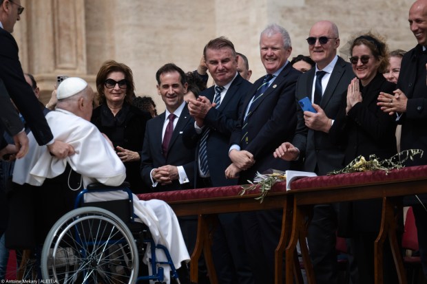 {"rendered":"El Papa Francisco aparece en San Pedro por el Domingo de Ramos"}