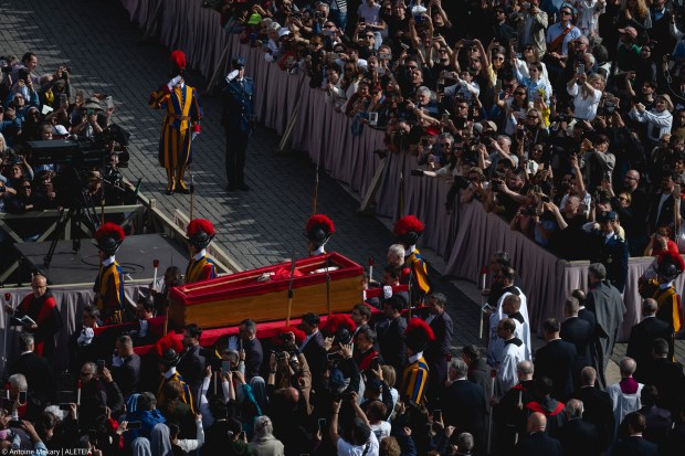 {"rendered":"Llegada del f\u00e9retro del Papa Francisco a San Pedro"}