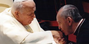 El Papa Francisco, defensor de Juan Pablo II