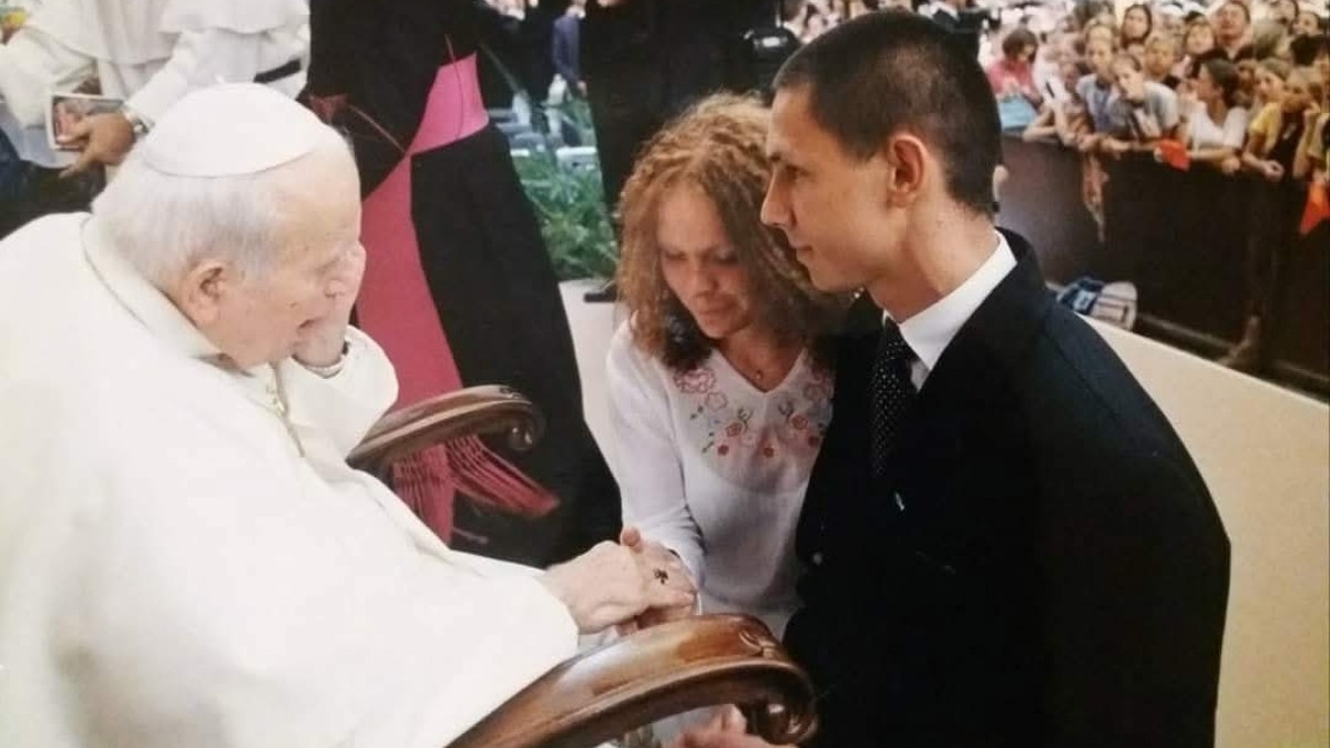 Marta i Maciej otrzymują błogosławieństwo od Jana Pawła II