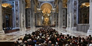 Los fieles comenzaron a llegar a San Pedro para rezar ante el cuerpo del Papa Francisco