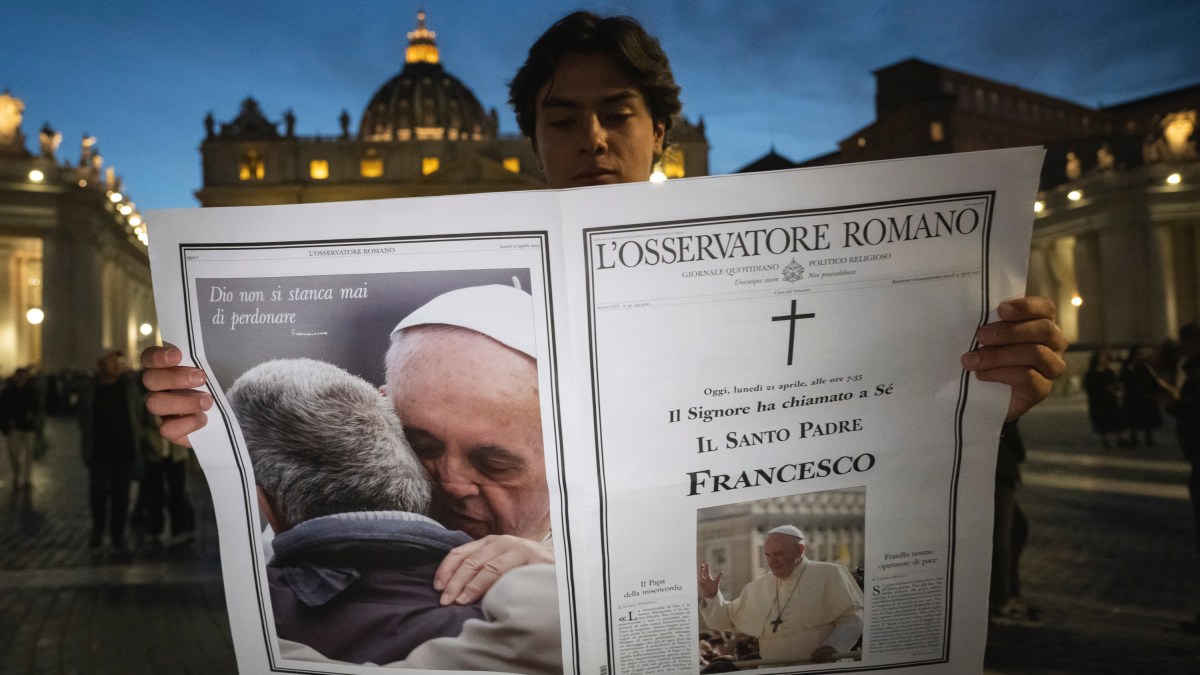 A man holds a special edition of the Vatican newspaper L'Osservatore Romano announcing the death of Pope Francis, in St. Peter's Square