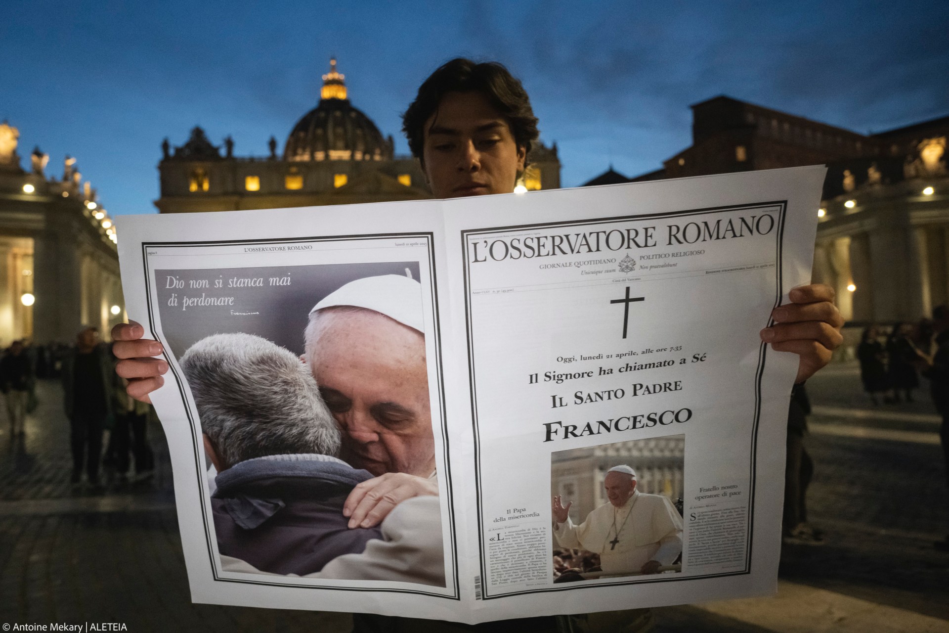 A man holds a special edition of the Vatican newspaper L'Osservatore Romano announcing the death of Pope Francis, in St. Peter's Square