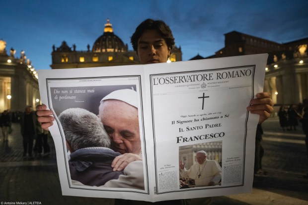{"rendered":"Rosario en San Pedro por el eterno descanso del Papa Francisco"}