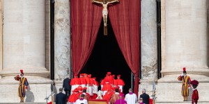 El traslado del féretro del Papa, entre la solemnidad inmutable y la emoción (Crónica)