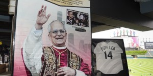 Los Chicago White Sox honran al Papa León XIV con un mural