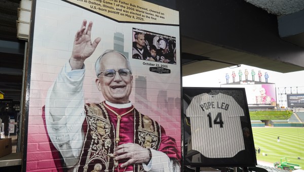 Corner Item Image - Los Chicago White Sox honran al Papa León XIV con un mural