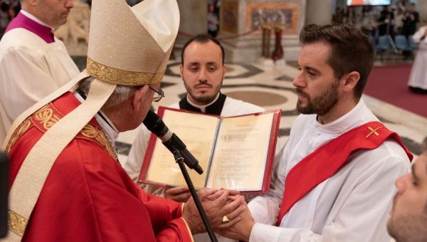 John Kenny, sacerdote recién ordenado