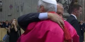 “Mi hermano es Papa”: el abrazo de dos hermanos en el Vaticano
