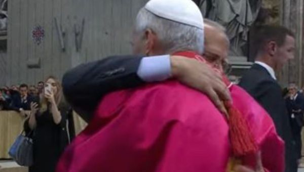 ACCOLADE-LEON-XIV-FRERE-AINE-CAPTURE-X