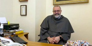 (VIDEO) Conoce al padre Agnello Stoia, el párroco de San Pedro
