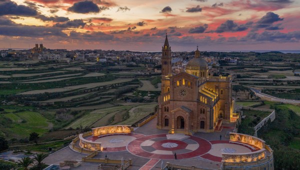 Corner Item Image - Una peregrinación de esperanza a través del paisaje religioso maltés