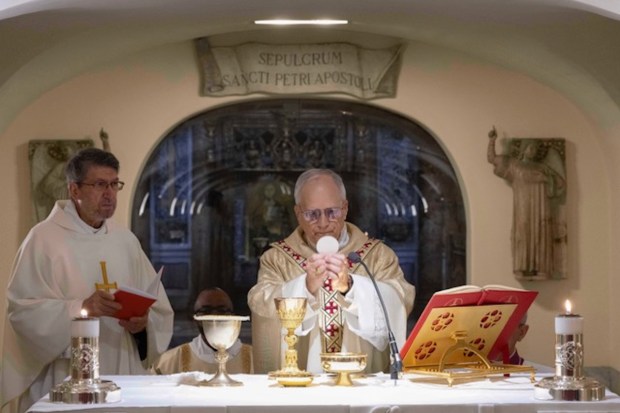 Le pape Léon XIV s’est rendu dans les grottes sous la basilique Saint-Pierre pour célébrer la messe à l’autel situé près du tombeau de saint Pierre, le 11 mai 2025.