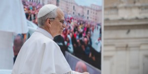 Una primera audiencia general &#8220;histórica&#8221; en la Plaza de San Pedro (Crónica)