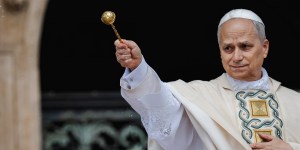 ¿Por qué el sacerdote rocía con agua en la Misa?