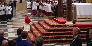 El Papa León XIV visita la tumba de san Pablo