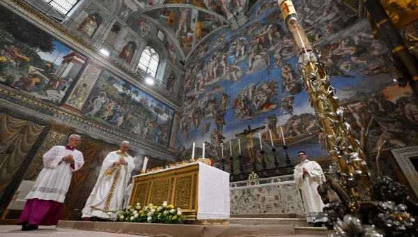 Pope-Leo-XIV-during-a-mass-with-cardinals-in-the-Sistine-Chape