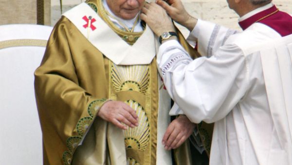 REMISE-PALLIUM-PAPE-AFP