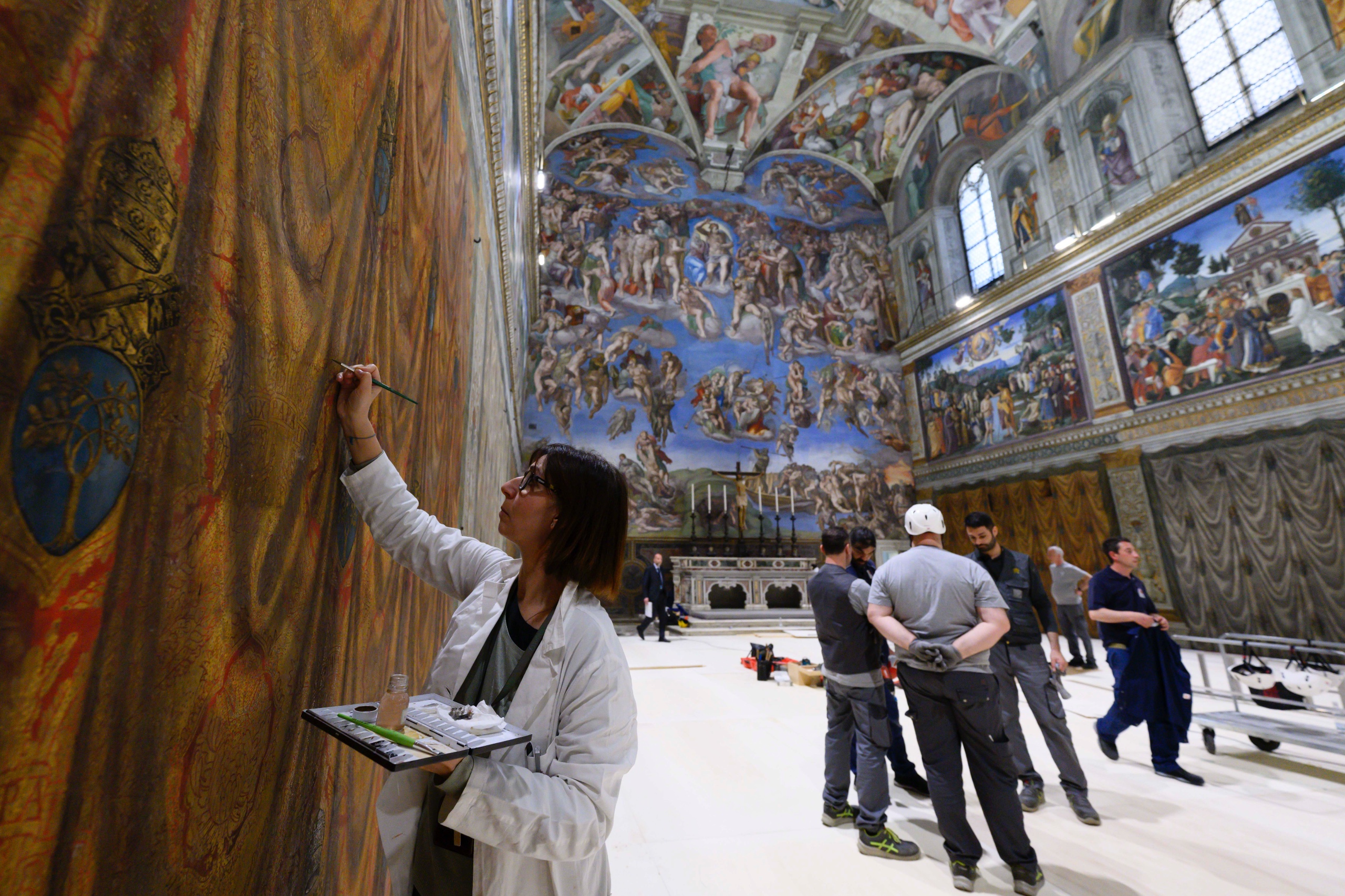 {"rendered":"Preparativos en la Capilla Sixtina para el c\u00f3nclave"}