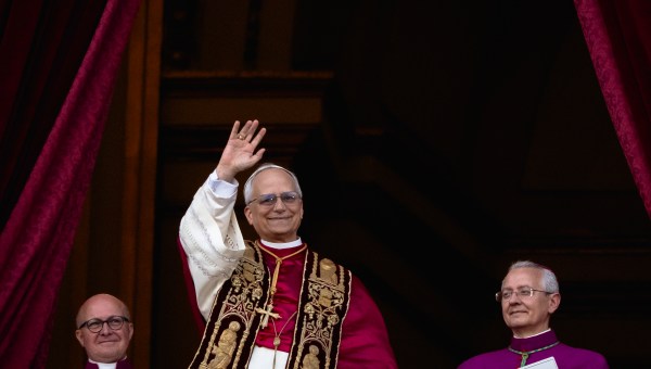 Corner Item Image - El Papa actualiza su documento de identidad peruano