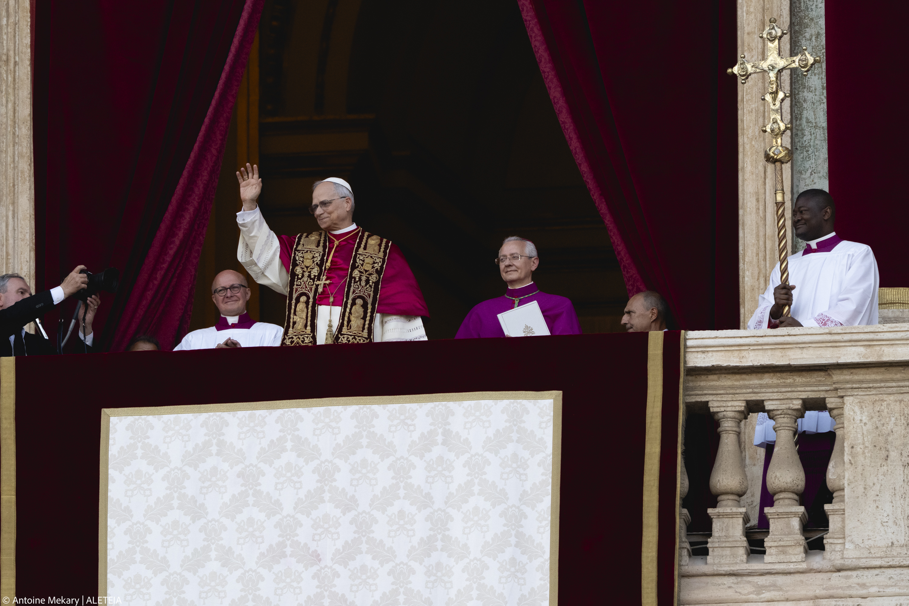 {"rendered":"El momento hist\u00f3rico en que el mundo conoci\u00f3 al Papa Le\u00f3n XIV"}