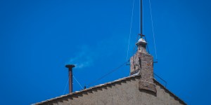 (VIDEO) Humo blanco sobre la Capilla Sixtina, un Papa ha sido elegido