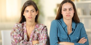 Cuando los celos entre hermanos crecen hasta la adultez