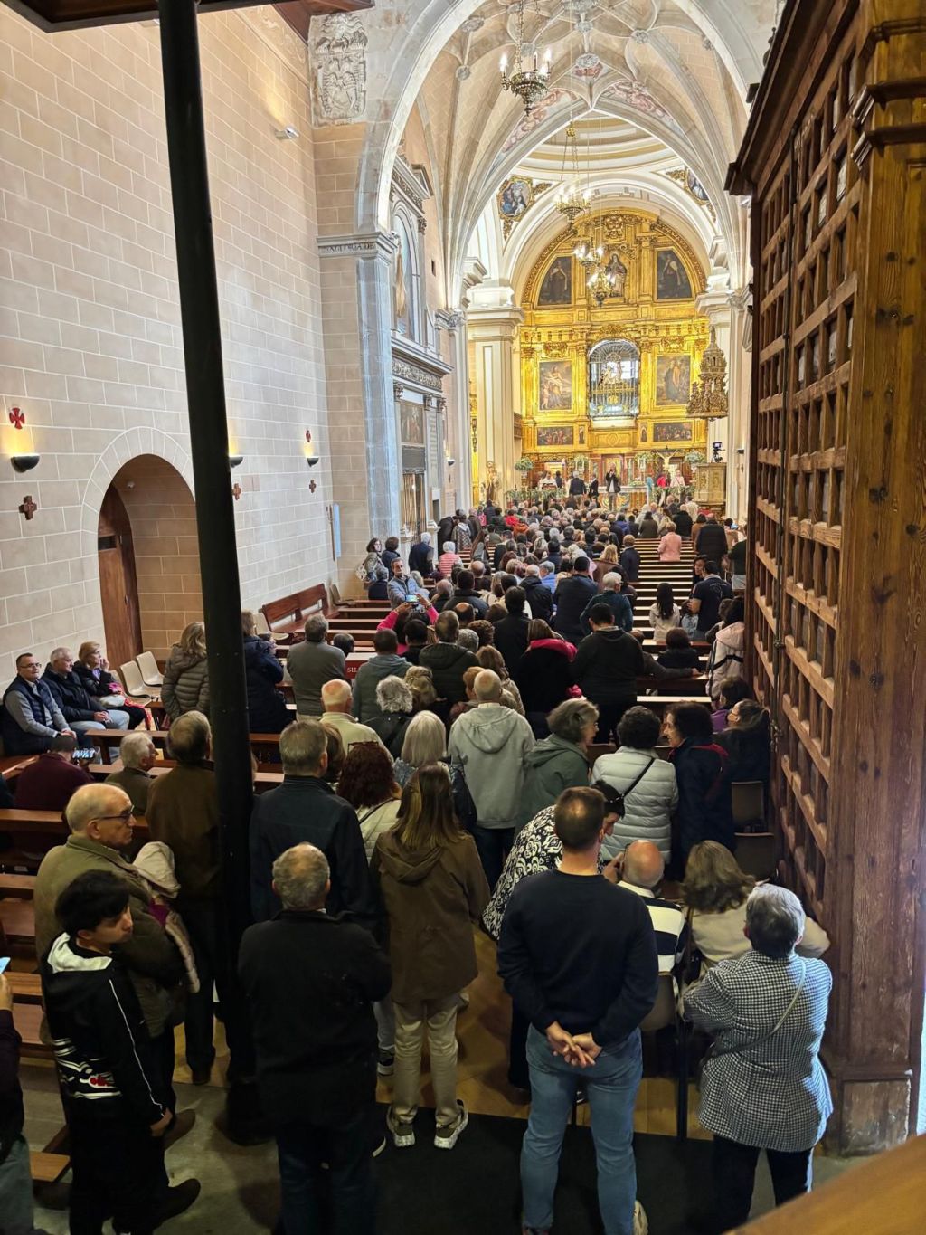 Multitudinaria exposición del cuerpo incorrupto de santa Teresa de Ávila
