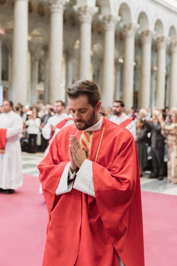 John Kenny, sacerdote recién ordenado