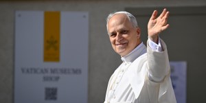 (IMÁGENES) El primer recorrido en papamóvil de León XIV