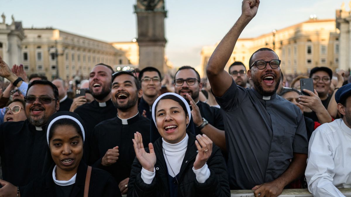 {"rendered":"Una atm\u00f3sfera incre\u00edble en San Pedro para dar la bienvenida al Papa Le\u00f3n XIV"}