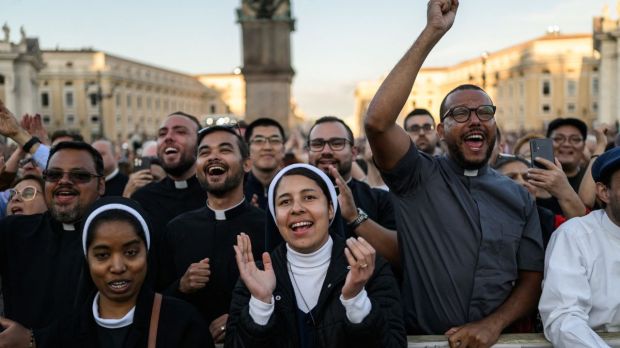 {"rendered":"Una atm\u00f3sfera incre\u00edble en San Pedro para dar la bienvenida al Papa Le\u00f3n XIV"}