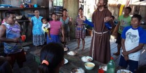 Caimanes, serpientes y fuertes corrientes: la vida de un capuchino en la Amazonia