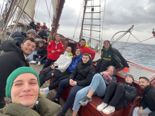 Jóvenes del barco Bel Espoir muestran cómo promover la paz