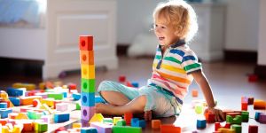 Cuatro secretos para enseñar a los niños a jugar solos
