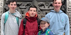 Estos hermanos adolescentes hacen virales a los santos con películas de LEGO