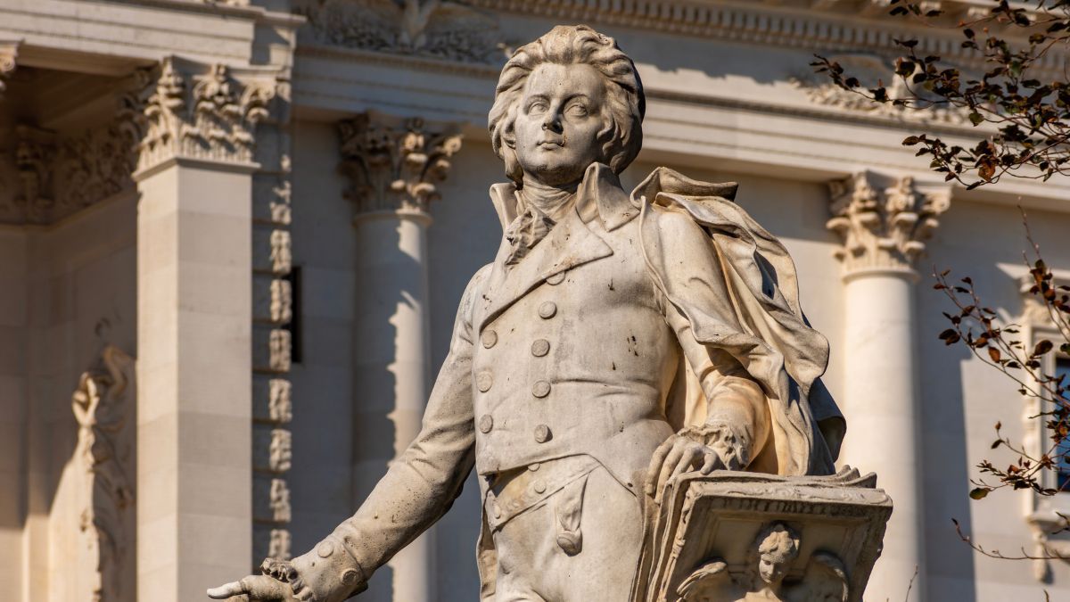 Statue-du-chanteur-Mozart-.jpg