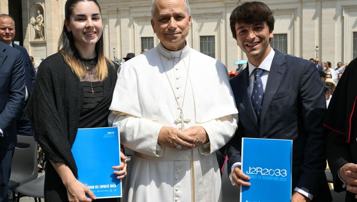 iniciativa-Roma-25– Santiago-27–Jerusalén-33 jovenes con el papa león xiv