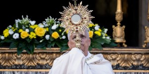 En las calles de Roma, el Papa León XIV en procesión por el Corpus Christi