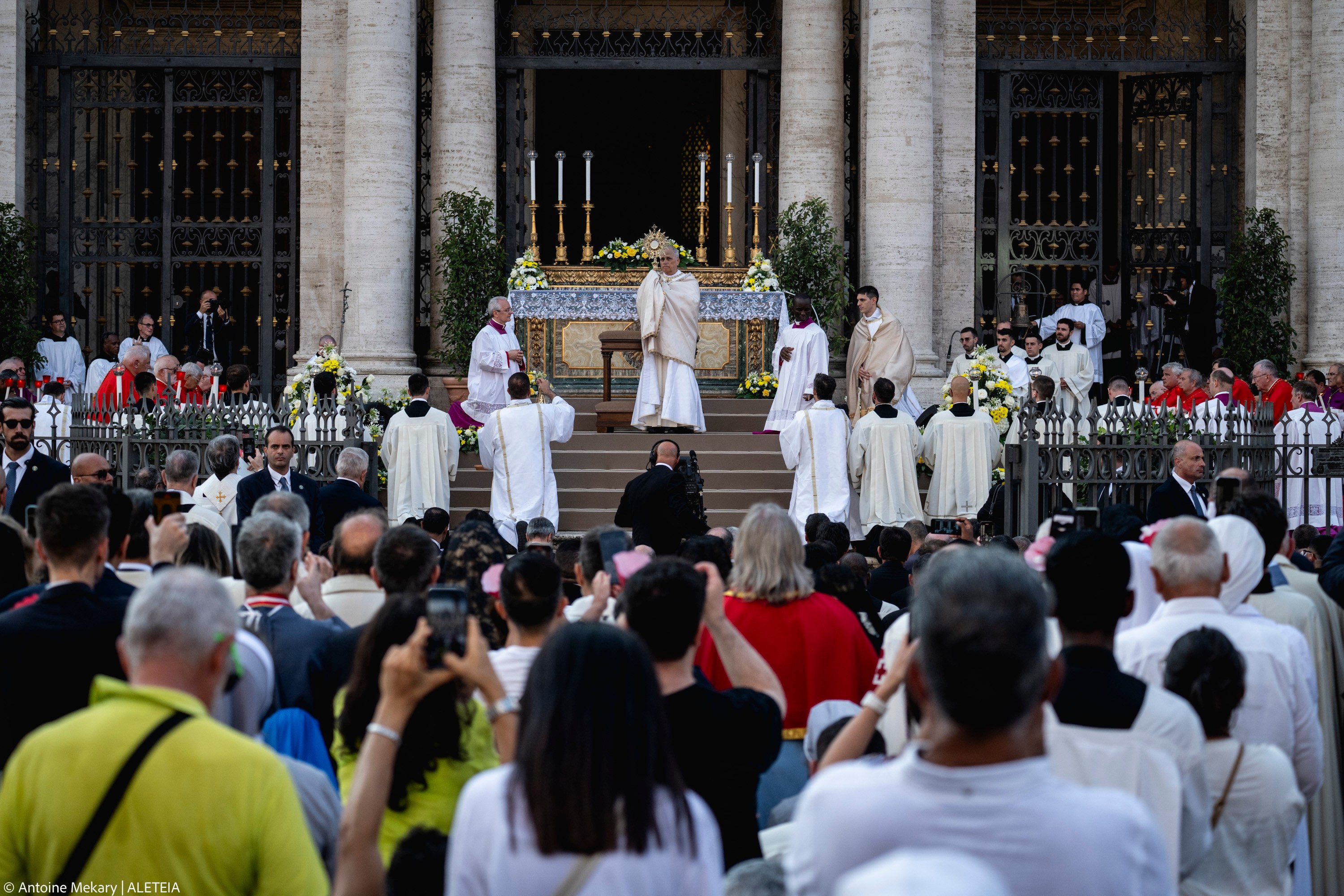 En las calles de Roma, el Papa León XIV en procesión por el Corpus Christi