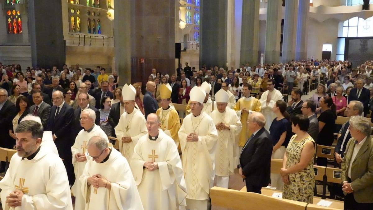 Más de mil personas celebran en la basílica de la Sagrada Familia de Barcelona una misa de acción de gracias por la declaración de venerable al arquitecto modernista Gaudí