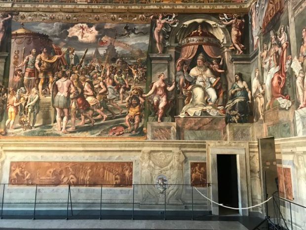 Sala de Constantino de Rafael, Vaticano – a la derecha sobre la puerta, la Alegoría de la Dulzura