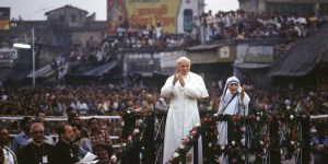 Roma redescubre el rostro de Juan Pablo II, el primer Papa de la globalización