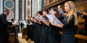 Si no hay coro, ¿puede usarse cantos grabados en Misa?