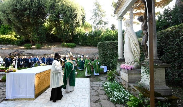 Corner Hero Image - En los jardines de Castel Gandolfo, el llamado ecológico de León XIV ante “un mundo en llamas”