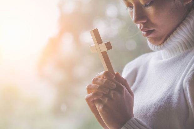 Mujer haciendo oración