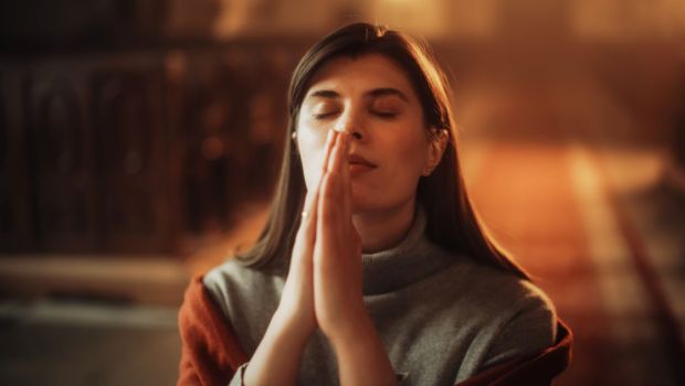 Mujer entregando su sufrimiento a Dios