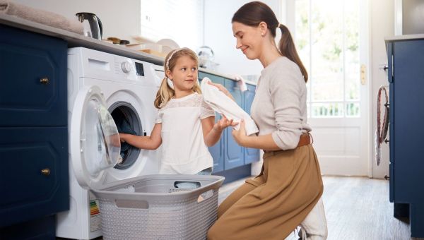 niños ayudando en tareas domésticas