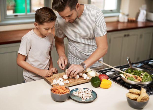 Papá y niño cocinando