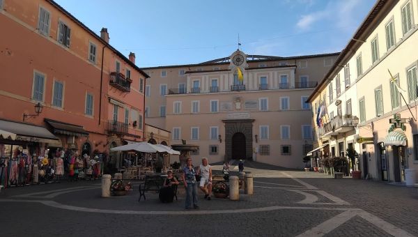 Corner Item Image - Los habitantes de Castel Gandolfo y los Papas, un “vínculo familiar y afectivo”
